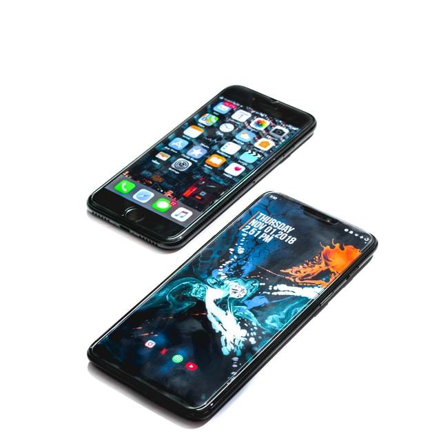 teléfono móvil Android y iphone sobre un fondo blanco.