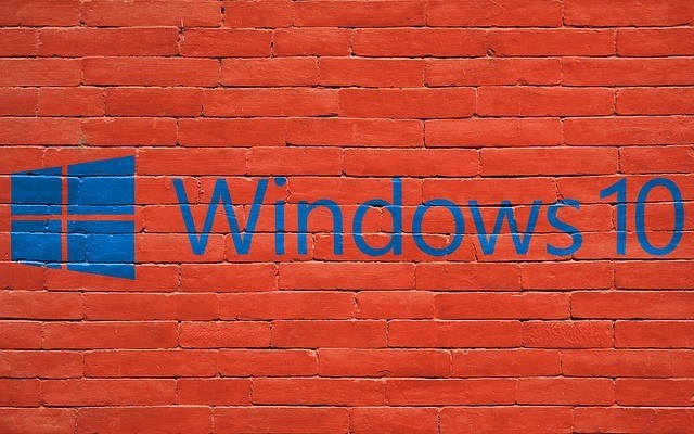 Imagen de pared de ladrillos con el logo de Windows 10 pintado